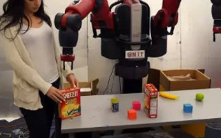 动动嘴就能控制机器人！MIT新研究让机器人理解语境更懂你的话